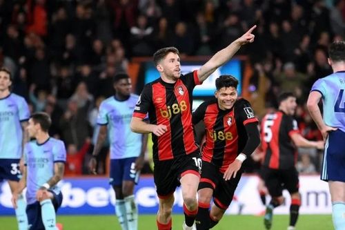 Premier League: Arsenal thua sốc, M.U và Tottenham thắng ngược