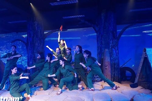 Sách song ngữ Việt-Anh khắc họa chân dung 10 cô gái Ngã ba Đồng Lộc
