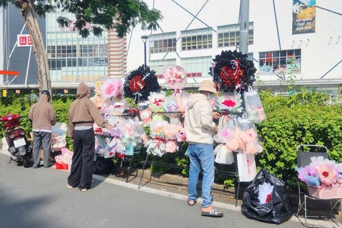 TP Hồ Chí Minh: Hoa hồng sáp, gấu bông... ế ẩm trong ngày 20/10