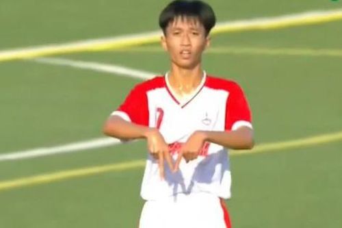 Clip: Ăn mừng quá sớm, cầu thủ nhận ngay cái kết bẽ mặt