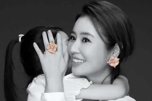 Chân dung mỹ nhân U50 chơi lớn diện váy 20 tỷ đồng