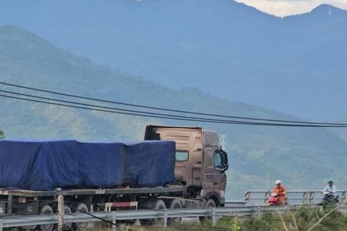 Nguy cơ mất an toàn giao thông từ dàn xe đầu kéo chở đá khối ở Khánh Hòa