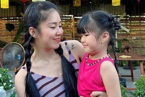 Đang bị sốt, con gái Lê Phương khiến mẹ cảm động vì 1 hành động