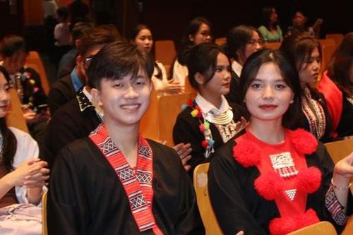 Chào đón tân sinh viên dân tộc Dao về Hà Nội học tập