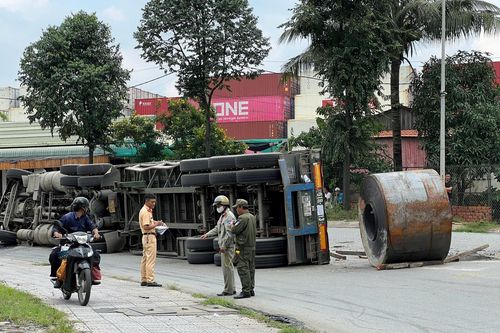 Suýt 'đại nạn' vì xe đầu kéo chở tôn cuộn lật nhào