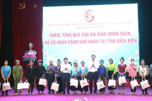 Trao tặng 98 suất quà cho gia đình chính sách, hộ có hoàn cảnh khó khăn