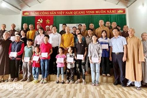 Ban Dân vận Tỉnh ủy tặng sổ tiết kiệm cho trẻ em mồ côi tại 2 tỉnh Lào Cai và Cao Bằng