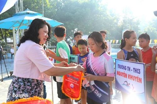 Gần 300 vận động viên tham dự Giải bơi cứu đuối thanh thiếu nhi, học sinh tỉnh Đồng Nai năm 2024