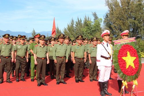 Đoàn đại biểu tham dự Liên hoan Truyền hình, Phát thanh Công an Nhân dân lần thứ XIV năm 2024: Dâng hoa, dâng hương tại Khu tưởng niệm chiến sĩ Gạc Ma