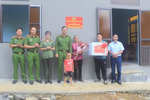 Trao nhà tình nghĩa cho hộ khó khăn