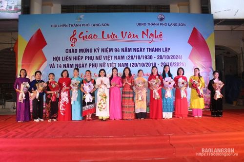 Thành phố giao lưu văn nghệ chào mừng ngày thành lập Hội Liên hiệp Phụ nữ Việt Nam