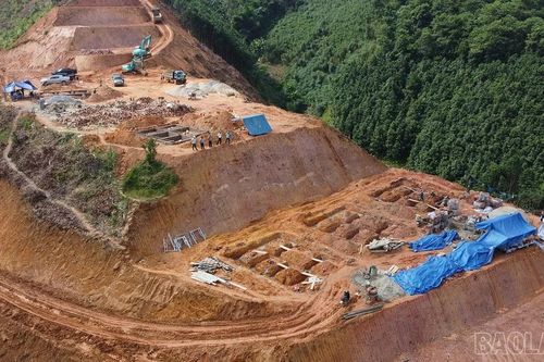 San đồi, bạt núi thi công khu tái định cư Kho Vàng