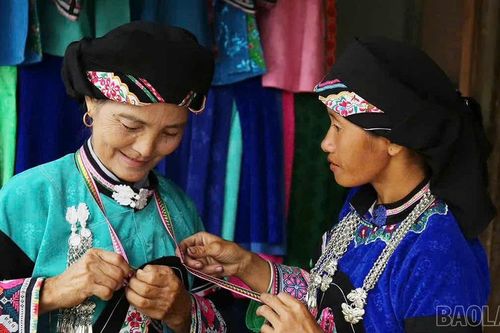 Phụ nữ Lào Cai 'giữ lửa' nghề làm trang phục truyền thống