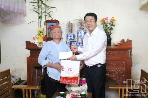Thăm, tặng quà gia đình chính sách tiêu biểu là người dân tộc thiểu số