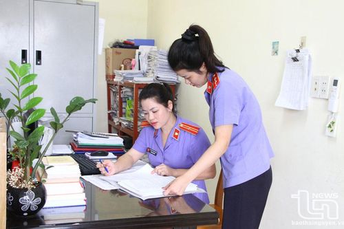 Nữ kiểm sát viên hai giỏi