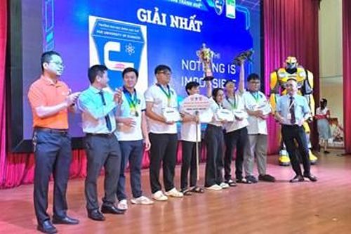 Hấp dẫn, sôi nổi trận chung kết Robocon Huet-2024