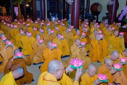 Đêm hoa đăng tưởng niệm Trưởng lão Hòa thượng Thích Minh Châu tại thiền viện Vạn Hạnh