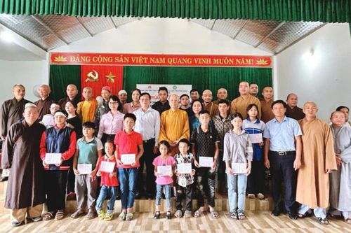 Ban Trị sự Phật giáo và Ban Dân vận tỉnh Đồng Nai trao quà đến bà con vùng bão lũ miền Bắc