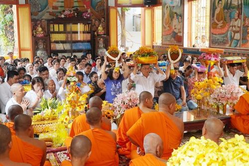 TP.HCM: Lễ dâng y Kathina tại chùa Candaransi