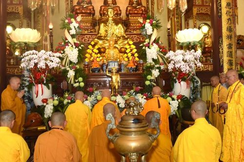 Lễ an vị tôn tượng Đức Phật Bổn Sư tại thiền viện Vạn Hạnh (Q.Phú Nhuận, TP.HCM)