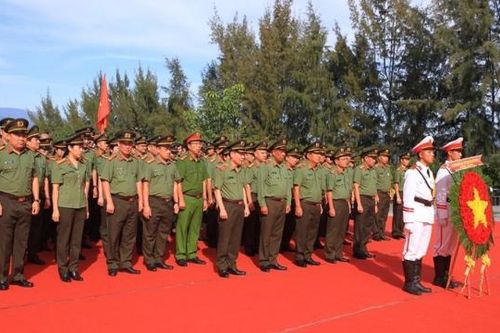 Đoàn đại biểu Liên hoan Truyền hình - Phát thanh Công an nhân dân dâng hương tưởng niệm chiến sỹ Gạc Ma