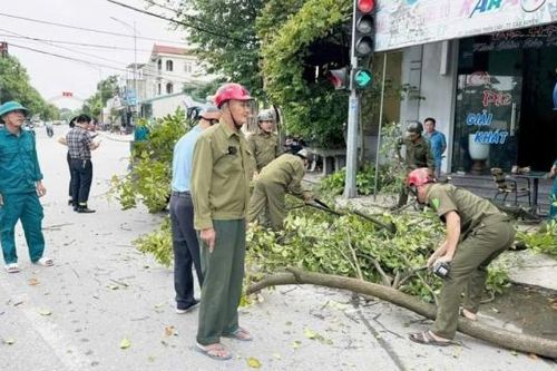 Cẩm Xuyên (Hà Tĩnh): Mở đợt cao điểm giải tỏa hành lang an toàn giao thông đường bộ