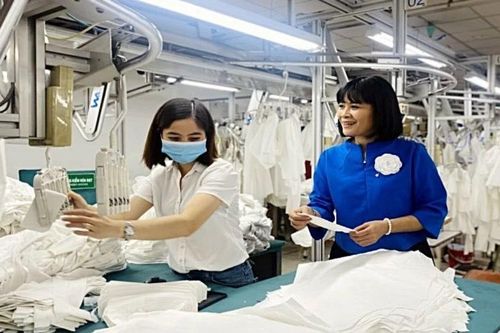 Nỗ lực tròn vẹn 'hai vai'