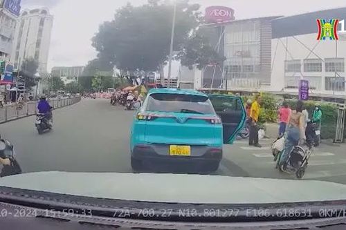 Taxi điện để cửa sau mở vẫn lao vun vút