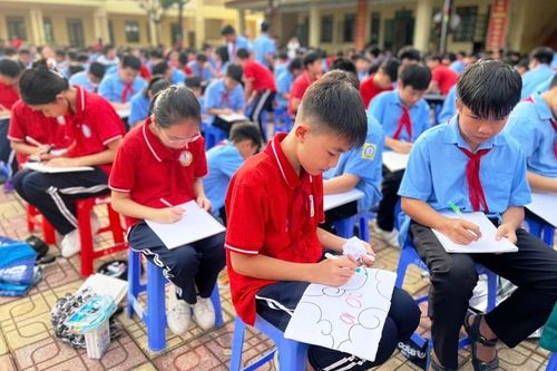 Học sinh thành phố Lào Cai thi vẽ thiệp tranh 'Tri ân người phụ nữ tôi yêu'