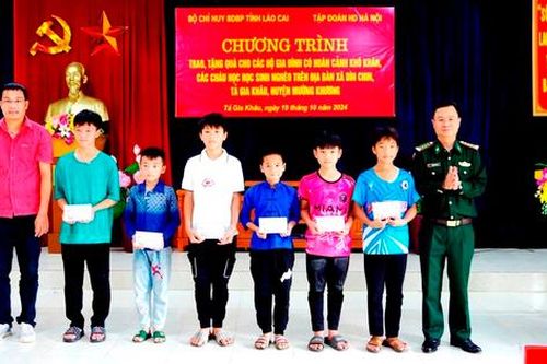 Khánh thành tượng đài 'Bác Hồ với chiến sĩ Biên phòng' ở vùng biên giới Mường Khương