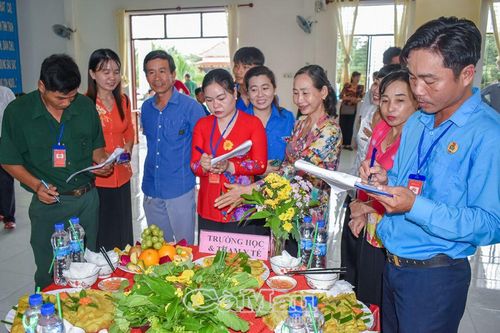 Chị em khéo léo làm bánh dân gian