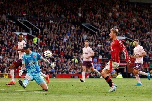 Arsenal đứt mạch bất bại, Man Utd tìm lại niềm vui