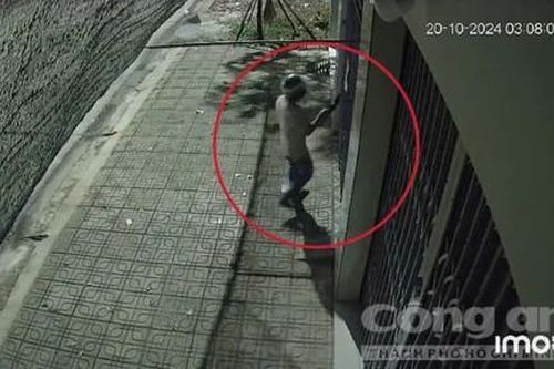 Clip kẻ trộm cắt khóa cổng dãy nhà trọ, lựa chọn chiếc xe máy ưng ý lấy đi