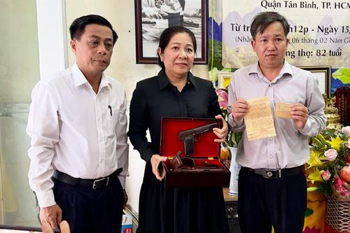 Tiếp nhận khẩu súng kỷ vật của nữ chiến sĩ biệt động Sài Gòn