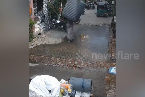 Thùng nước rơi trúng người, người phụ nữ thoát nạn bất ngờ