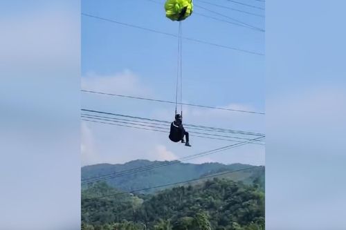 Người đàn ông bay dù lượn bị mắc vào đường dây điện ở Hòa Bình