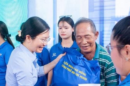 TP Hồ Chí Minh: Trao 200 phần quà và 5 xe máy tặng công nhân khó khăn