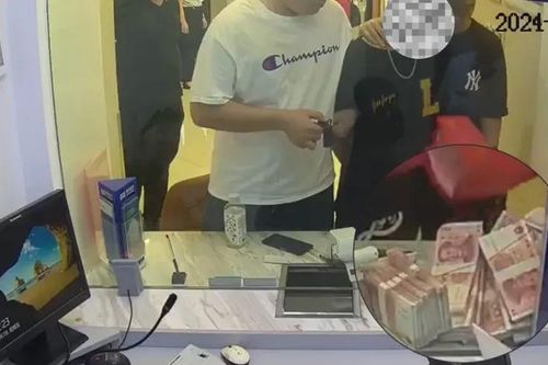 Vì sao nữ nhân viên ngân hàng giúp kẻ lừa đảo rút 1,7 tỷ đồng được cảnh sát khen thưởng?