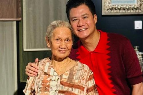 Quang Dũng: 'U50, tôi hạnh phúc vì được mẹ chờ cửa mỗi tối'