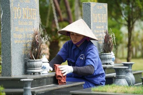 Ngày 20/10, nhiều phụ nữ gan dạ vẫn miệt mài gắn mình với nghề dịch vụ chăm sóc mộ phần