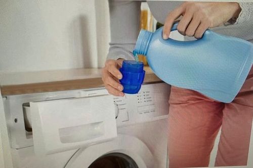 Thói quen dùng nước xả vải kiểu này ở nhiều người khiến cả ổ vi khuẩn sinh sôi trong máy giặt và làm máy nhanh hỏng