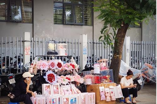 Nhiều cửa hàng hoa trên vỉa hè Hà Nội trầm lắng, ế ẩm trong ngày 20/10