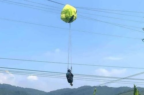 Người đàn ông mắc kẹt trên đường điện cao thế khi đáp dù lượn ở Hòa Bình