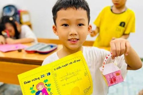 Học sinh làm thiệp tặng mẹ, tặng cô nhân ngày 20/10