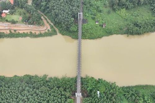 Người dân lo sợ đi trên cầu treo 23 năm tuổi xuống cấp