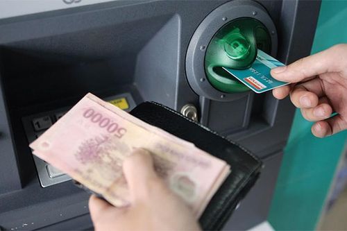 Cử tri phàn nàn nhận lương hưu qua tài khoản vừa bất cập lại bị trừ phí, Ngân hàng Nhà nước nói gì?