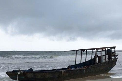 Quảng Trị: Phát hiện một tàu cũ có chữ nước ngoài trôi dạt vào bờ