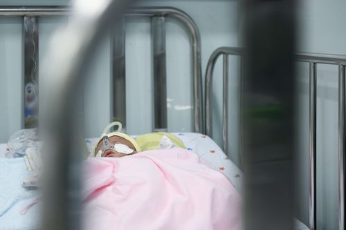 Mẹ bật khóc nhìn con qua cửa kính phòng hồi sức hô hấp