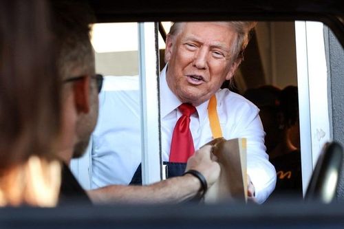 Ông Trump đeo tạp dề phục vụ khoai tây chiên ở quán đồ ăn nhanh