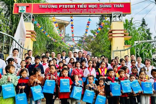 Hà Nội tặng quà cho trẻ em Hà Giang bị ảnh hưởng sau bão số 3